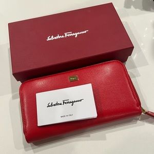 NWT Salvatore Ferregamo Clutch Wallet